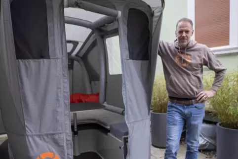 Martin Paul Hoffmann mit dem von ihm entwickelten Zelt- und Campinganhänger.