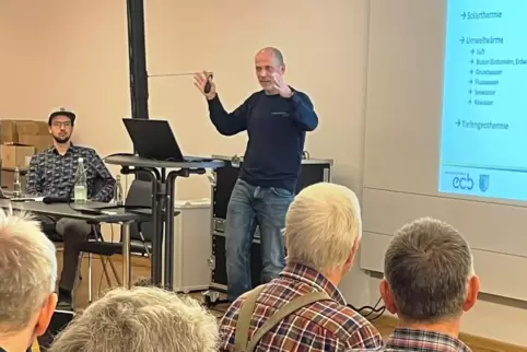 Matthias Trenkler stellt die Wärmeplanung für die Verbandsgemeinde Kandel vor. 