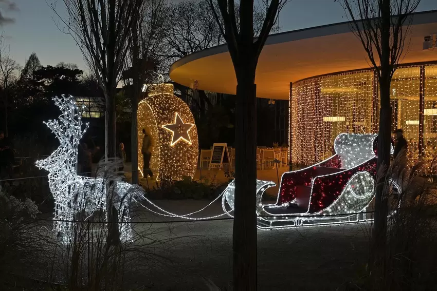 Rastplatz: Der Weihnachtsmann hat seinen Schlitten in der Parkmitte abgestellt.
