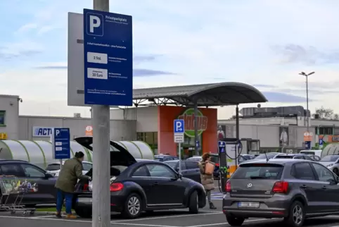 Schilder am Globus-Markt weisen auf neue Parkplatzregeln hin. Wer länger als drei Stunden zum Einkaufen braucht, muss sich vorse