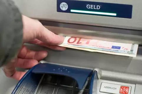 Auf dem Rückzug: Geldautomaten machen sich in Speyer rar. Gerade für ältere Kunden noch schwerwiegender ist die Schließung von B Auf dem Rückzug: Geldautomaten machen sich in Speyer rar. Gerade für ältere Kunden noch schwerwiegender ist die Schließung von B