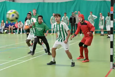 Integriert: Ein Team des ASV Waldsee (weiß) bietet Inklusionskicker auf, hier gegen Zizou und Lerne.