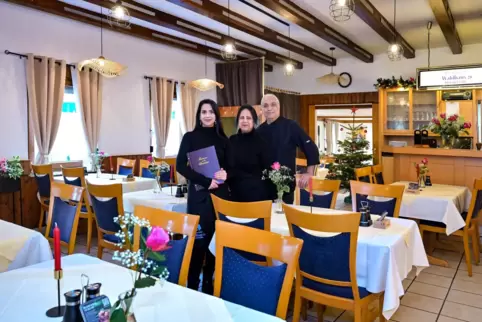 Die neuen Betreiber der „Hundehütte“: (von links) Vritti Kalra, Deepaa Kalra und Manmohaan Kalra.