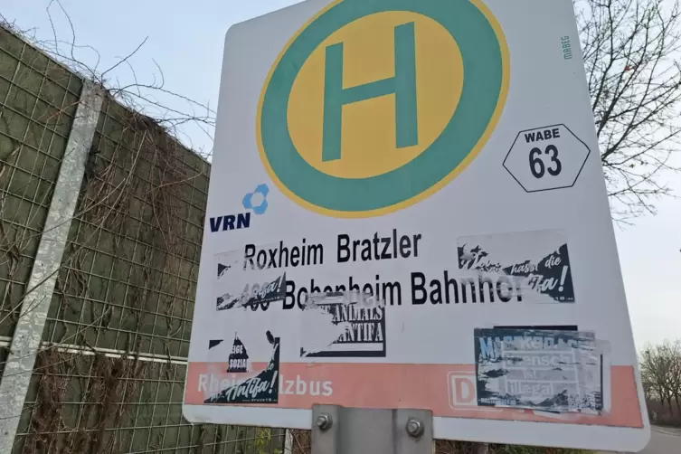 Auch Bushaltestellen sind betroffen. Die Worte auf einem Sticker, der am Samstag entfernt wurde, sind plumpe Hetze.