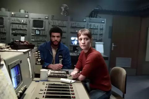 Leonie Benesch (r) als Marianne Gebhardt und Marcus Rutherford als Carter in einer Szene des Films "September 5 - The Day Terror