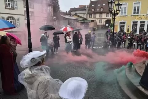 Gut beschirmt beobachtete Emily I. (links), wie ihre närrischen Untertanen mit Böllern und Rauchfahnen, mit Pauken und Trompeten