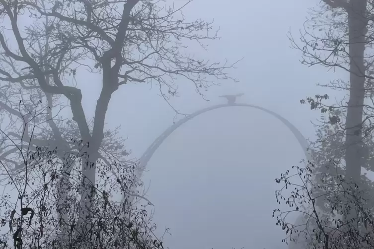Der Adlerbogen liegt im Nebel versteckt.