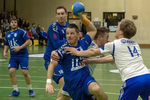 Weiß, wovon er redet: Jens Zwißler (am Ball) im Kuhardter Trikot.