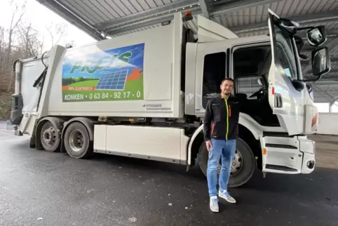 Lädt gerade auf: ein Elektro-Müllfahrzeug. Michael Preis führt das Konker Entsorgungsunternehmen. 