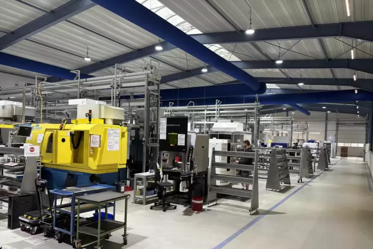 In dieser Produktionshalle stellt das Unternehmen Spezialwerkzeuge und andere Komponenten aus Metall her. Zu den Kunden z&auml;hlt au