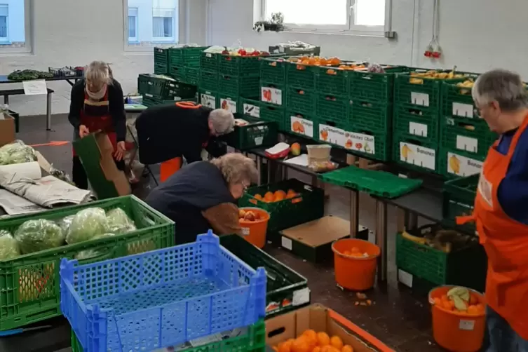 Die Helfer sortieren die Waren. 