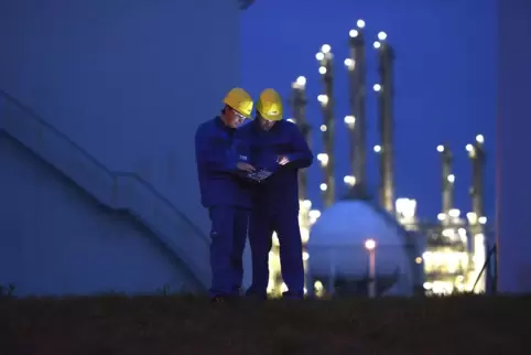Im Werksteil Friesenheimer Insel des BASF-Verbundstandorts Ludwigshafen stehen Kugeltanks (im Hintergrund), die Produktionsanlag