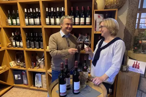 Heike und Michael Becker vom Weingut Heißer in ihrem Verkaufsraum in Impflingen.