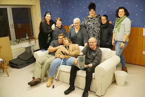 Theaterprobe der Althornbacher Storcheschnäbbel in der Dietrichinger Sternenbar. Auf dem Sofa von links: Tim Kübler, Sophia Lang
