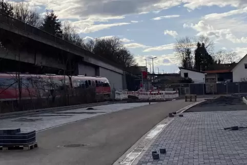 Die Züge halten hier auch während der laufenden Bauarbeiten. Die Züge halten hier auch während der laufenden Bauarbeiten.