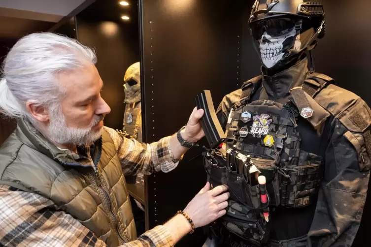 Airsoft sei &bdquo;sogar so realistisch, dass es von Polizei und Milit&auml;r zu Trainingszwecken verwendet wird&ldquo;, sagt Gerhard Ehrlich. 
