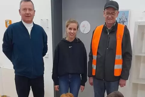 „Tafel“-Kinder reichlich beschenkt: Markus Schneider und Rolf Hagen („Tafel“) und Stefanie Mohr (Friedenskita).