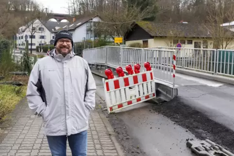 Ortsvorsteher Alexander Lenz vor der provisorischen Brücke über den Eselsbach. Dieses Jahr werde die Brücke gebaut, was mit eine