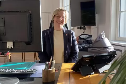 Stefanie Seiler zurück an ihrem Schreibtisch im Rathaus: Hinter ihr schläft Baby Luise. Stefanie Seiler zurück an ihrem Schreibtisch im Rathaus: Hinter ihr schläft Baby Luise.