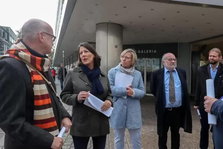 Keine Einigung zu Verkehrsversuch: Ministerin Daniela Schmitt (Zweite von links) 2022 bei einem Ortstermin in Speyer.