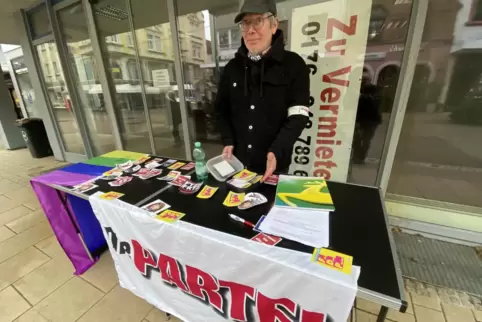 Im Vorfeld der Bundestagswahl sammelt Aaron Schmidt in der Zweibrücker Fußgängerzone Unterstützerunterschriften für Die Partei. Im Vorfeld der Bundestagswahl sammelt Aaron Schmidt in der Zweibrücker Fußgängerzone Unterstützerunterschriften für Die Partei.