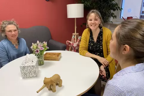 Die Fachärztinnen Annette Voran und Petra Heidkamp (von links) im Patientengespräch. Die Fachärztinnen Annette Voran und Petra Heidkamp (von links) im Patientengespräch.