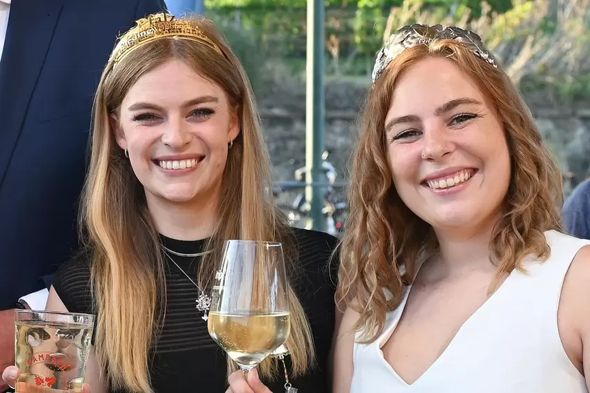 L: Charlotte Weihl, Denise Stripf