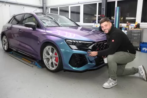 Neue Optik für den Sportwagen: Massimiliano Licari mit einem von ihm folierten Audi. 