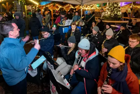 Auftritt auf dem Weihnachtsmarkt 2023: Stadtjugendkapelle mit Dirigent Tobias Schmitt. Auftritt auf dem Weihnachtsmarkt 2023: Stadtjugendkapelle mit Dirigent Tobias Schmitt.