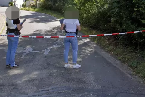 Nachdem die Tote in Althornbach entdeckt worden war, sperrte die Polizei die Straße zum Wohnhaus des Ehepaars ab. Nachdem die Tote in Althornbach entdeckt worden war, sperrte die Polizei die Straße zum Wohnhaus des Ehepaars ab.