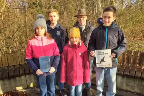 Hans-Werner Schottmüller mit den Messdienern Hannah, Miriam, Elias (vordere Reihe) und Joseph (hintere Reihe).