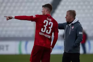 Markus Anfang (rechts) gibt Jan Elvedi (links) Anweisungen während des 4:0-Sieges im Testspiel gegen den NK Bravo.