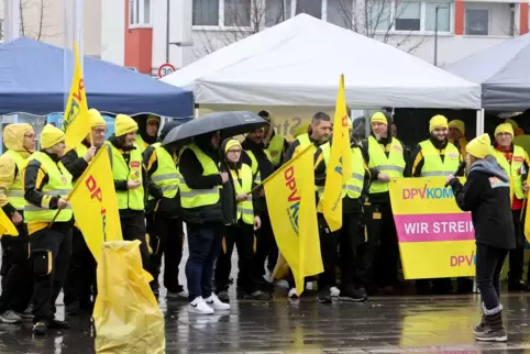 Am Donnerstagvormittag demonstrierten Postmitarbeiter in Landau.