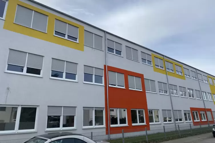 Das Container-Provisorium in der Hermann-Hesse-Stra&szlig;e in Oggersheim diente ab 2019 zun&auml;chst der Gesamtschule als Ausweichquartie