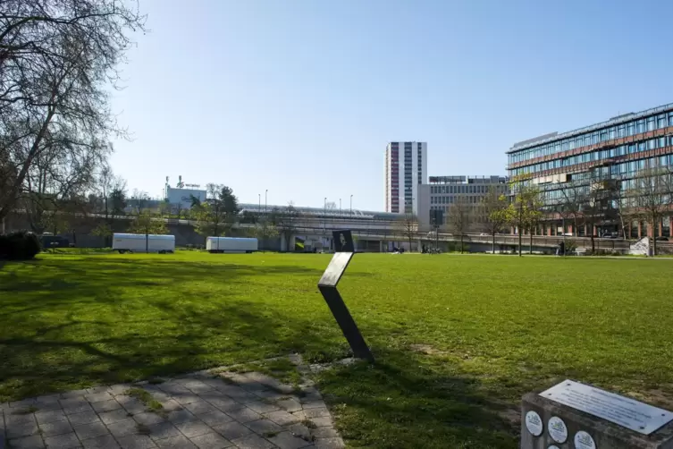 So sah die Gr&uuml;nfl&auml;che am Lichtenberger Ufer in der City aus, bevor dort ab Ende 2018 eine Container-Kita errichtet wurde. 