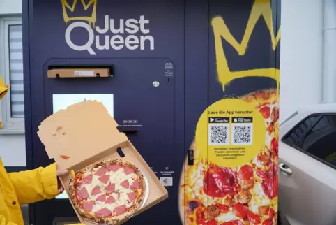 Die Salami-Pizza kommt aus dem Pizzaautomaten am Kreisel auf dem Zweibrücker Flugplatzgelände. 