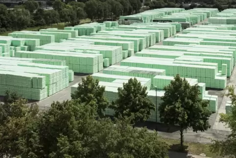 Grüne Platten zur Gebäudedämmung – das Styrodur-Lager im Norden des Ludwigshafener BASF-Werks. 