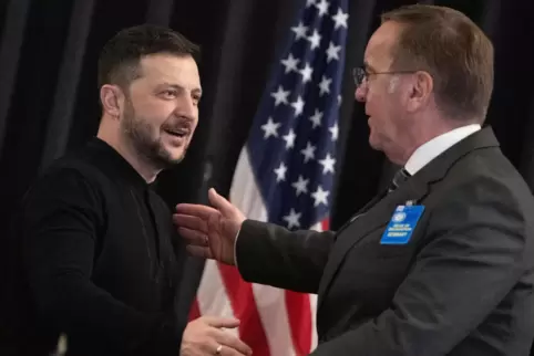 Begrüßung in Ramstein: der ukrainische Präsident Wolodymyr Selenskyj (links) und Verteidigungsminister Boris Pistorius.