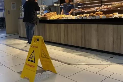 Achtung Rutschgefahr: Seit Ende September klafft vor der Bäckerei-Theke dieses Loch im Fliesenbelag des Bodens. Achtung Rutschgefahr: Seit Ende September klafft vor der Bäckerei-Theke dieses Loch im Fliesenbelag des Bodens.