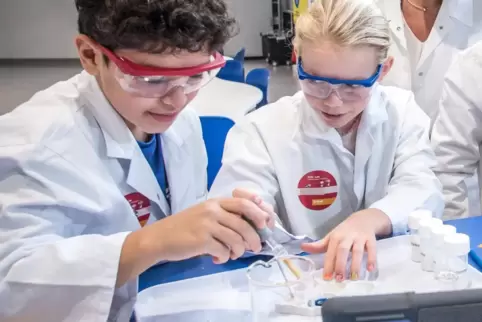 In den Oster-, Sommer- und Herbstferien bietet die BASF Schülerlabore an. 