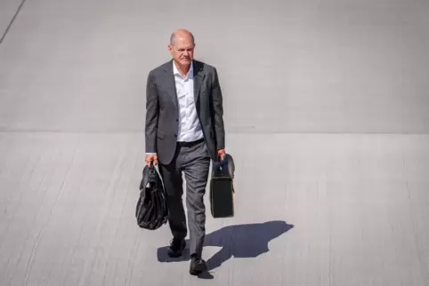 Trägt seine Aktentasche am liebsten selbst: Bundeskanzler Olaf Scholz auf auf dem Weg zu einem Regierungsflugzeug.