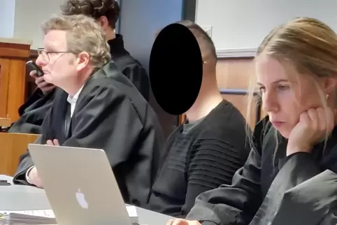 Der 36-jährige Angeklagte (Mitte) versprach am Mittwoch seinem Opfer: „Sie bekommen Ihr Geld zurück“. Unser Foto zeigt ihn mit s
