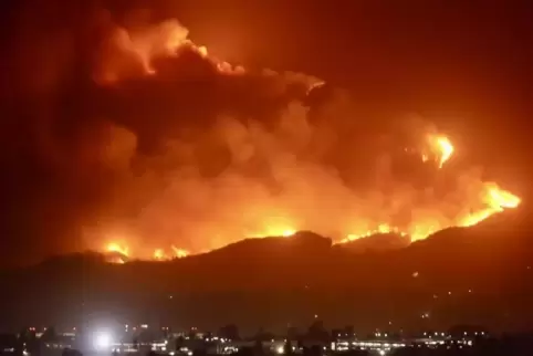 Angefacht vom „Teufelshauch“: Diese Feuerwand über den Hügeln von Los Angeles hat Anna Kemper am Mittwoch gepostet.