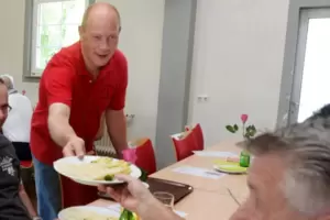 Setzt sich nicht nur im Ahrtal für Menschen ein: Ralf Jochim, hier beim Servieren beim Spargelessen in der Festhalle in Dudenhof