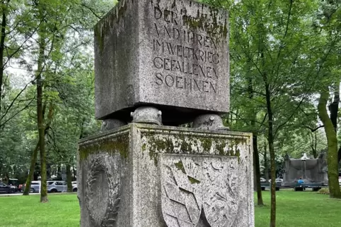 An den Rand gerückt: Der Münchner „Pfalzstein“ am Standort Ottostraße/Maximilianplatz.