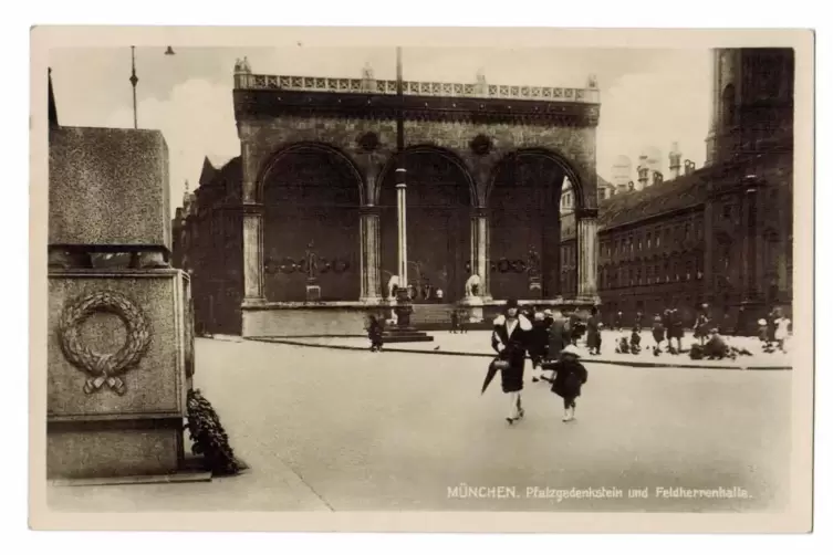 Eine Postkarte aus den 1920er-Jahren zeigt den Odeonsplatz mit Feldherrnhalle und Pfalz-Gedenkstein (rechts).