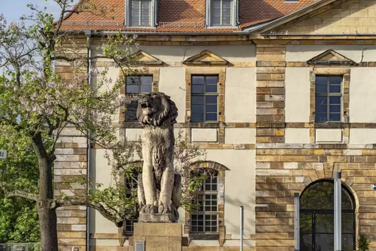 L&ouml;we vor dem Deutschen Tor in Landau.