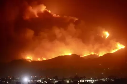 Angefacht vom „Teufelshauch“: Diese Feuerwand über den Hügeln von Los Angeles hat Anna Kemper am Mittwoch gepostet.
