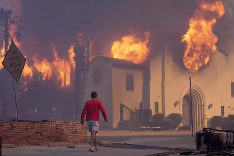 Flammen schlagen durch ein Fenster der Community-Kirche in Altadena, einem Stadtteil von Pasadena. Sp&auml;tere Bilder zeigen: Von de