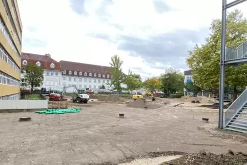 Noch nicht abgeschlossen: Arbeiten am Pausenhof zwischen Schwerd- (links) und Purrmann-Gymnasium. Die Aufnahme stammt aus dem Se Noch nicht abgeschlossen: Arbeiten am Pausenhof zwischen Schwerd- (links) und Purrmann-Gymnasium. Die Aufnahme stammt aus dem Se